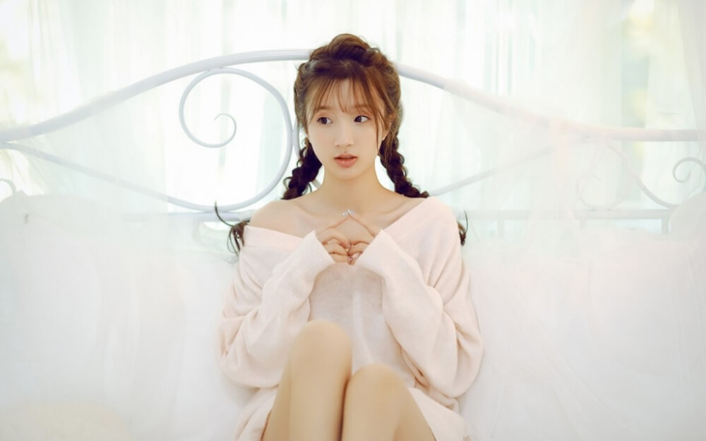 清纯少女穿淡粉色V领毛衣写真图片