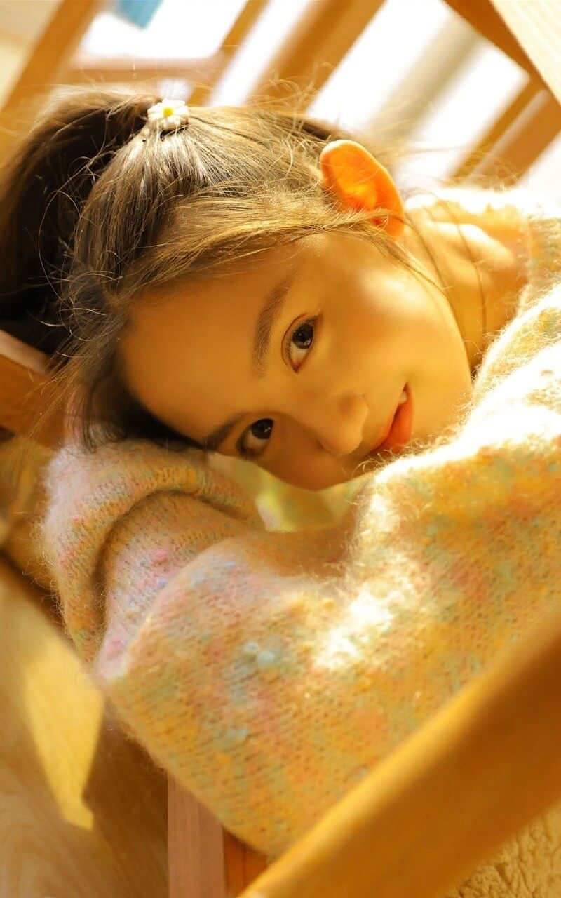 留双马尾发型的小姐姐秋冬居家写真图片