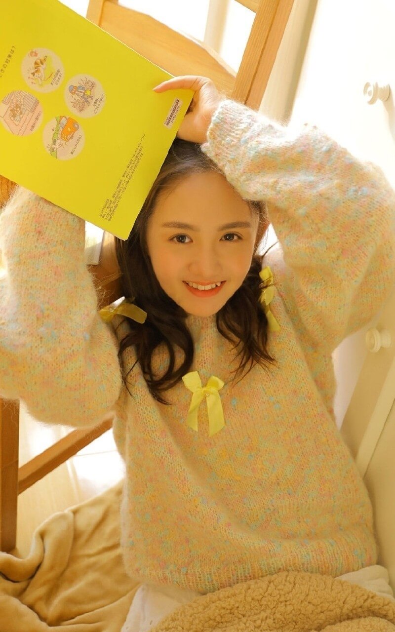 留双马尾发型的小姐姐秋冬居家写真图片