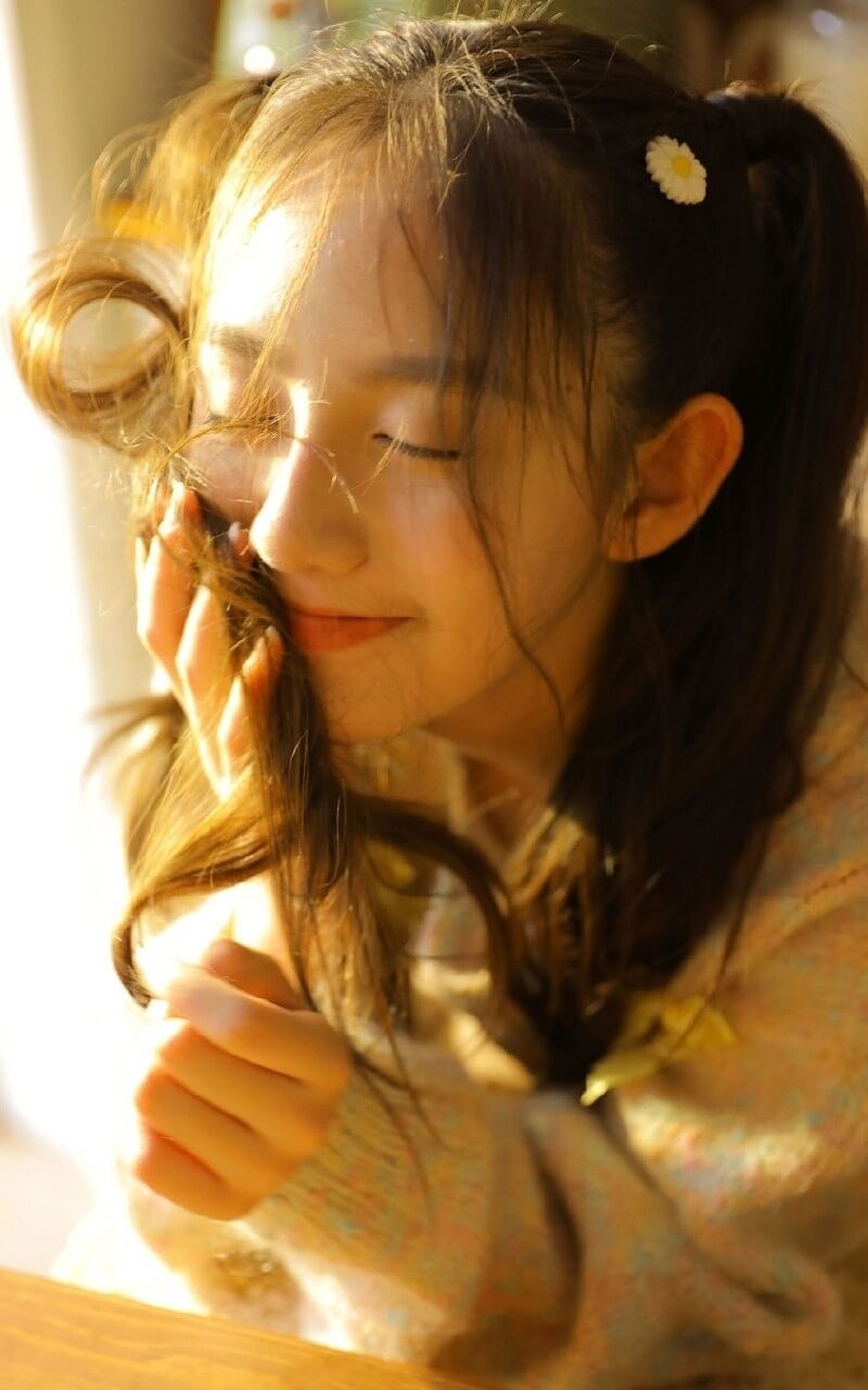 留双马尾发型的小姐姐秋冬居家写真图片