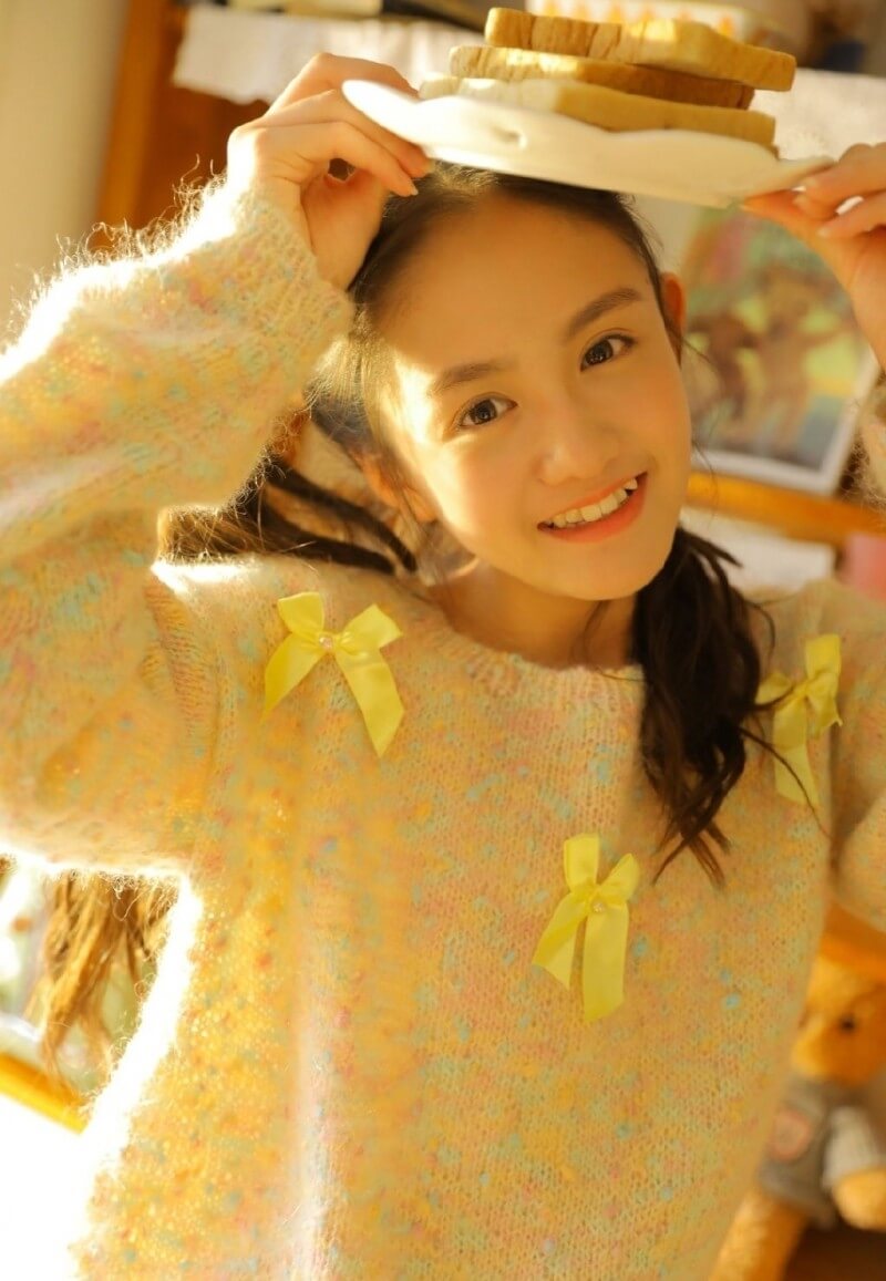 留双马尾发型的小姐姐秋冬居家写真图片