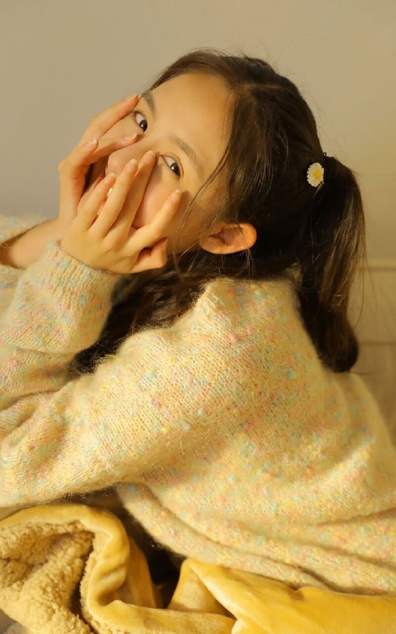 留双马尾发型的小姐姐秋冬居家写真图片