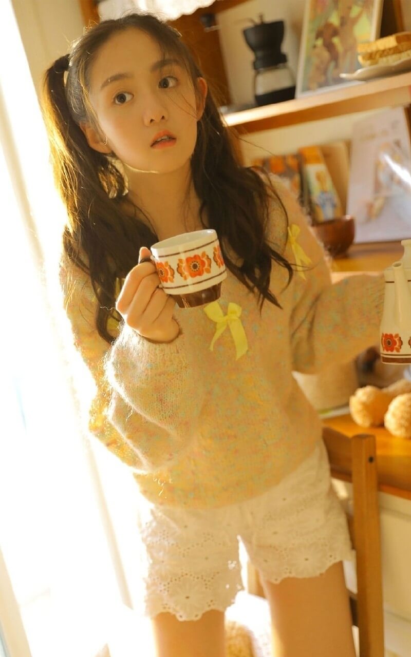 留双马尾发型的小姐姐秋冬居家写真图片