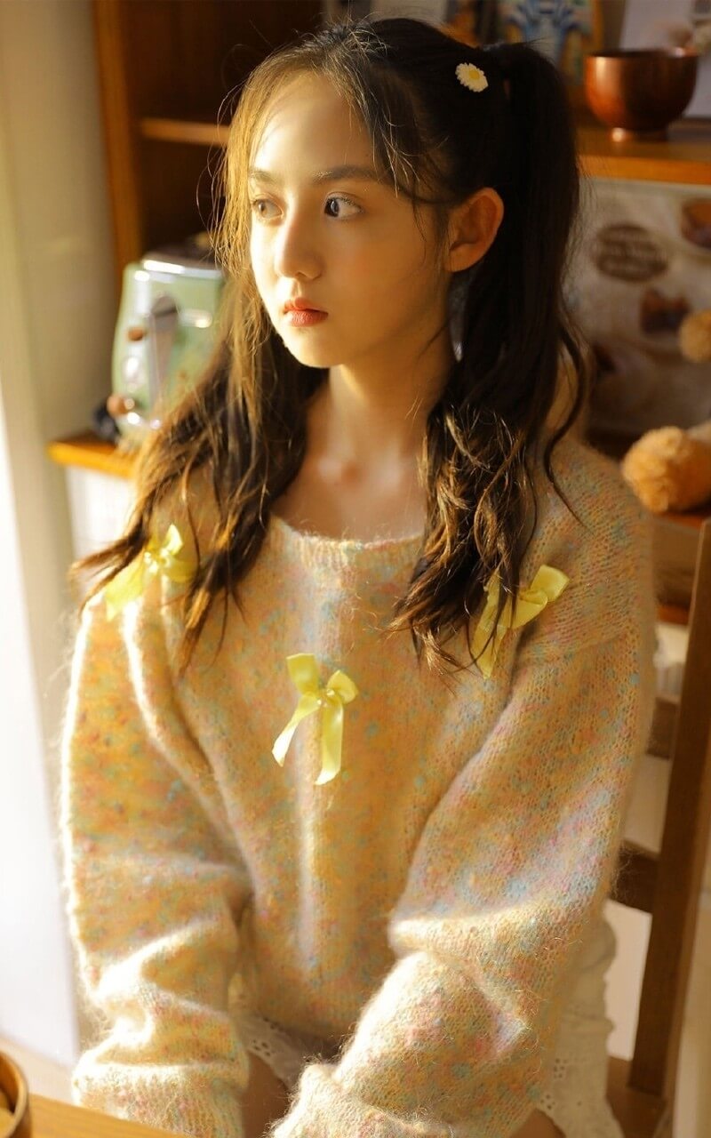 留双马尾发型的小姐姐秋冬居家写真图片