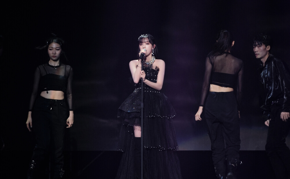 宋雨琦穿黑白纱裙舞台魅力照片