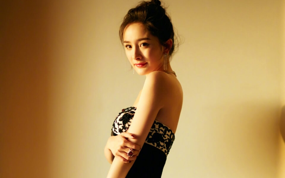杨幂穿黑白抹胸长裙性感写真图片