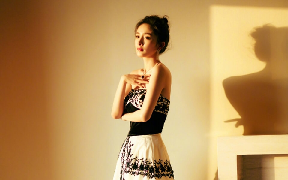 杨幂穿黑白抹胸长裙性感写真图片