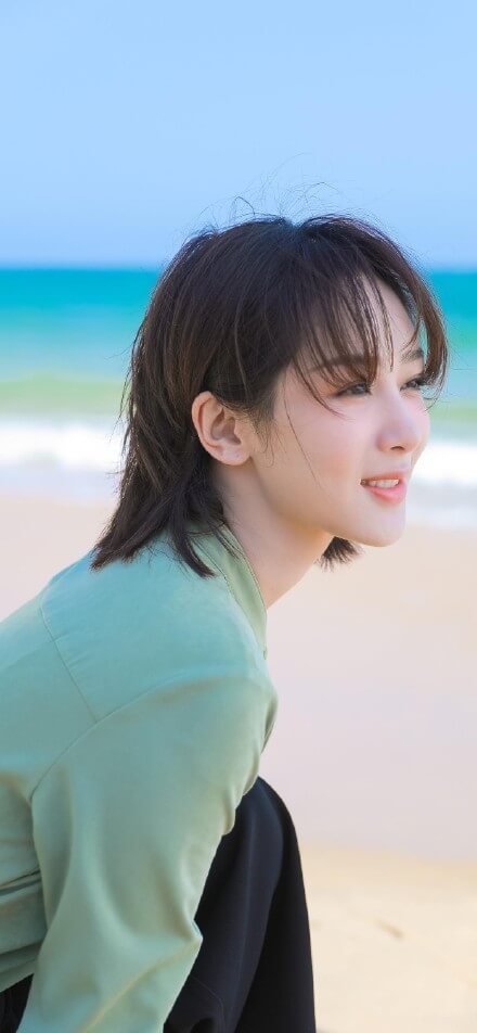 杨紫穿工装海边治愈系写真图片