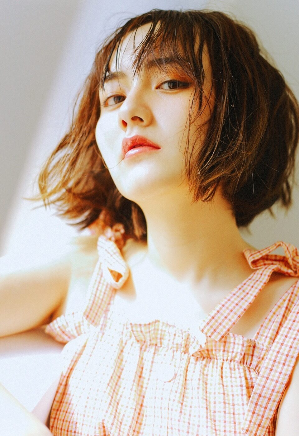 韩系清纯美少女夏日方格长裙写真图片