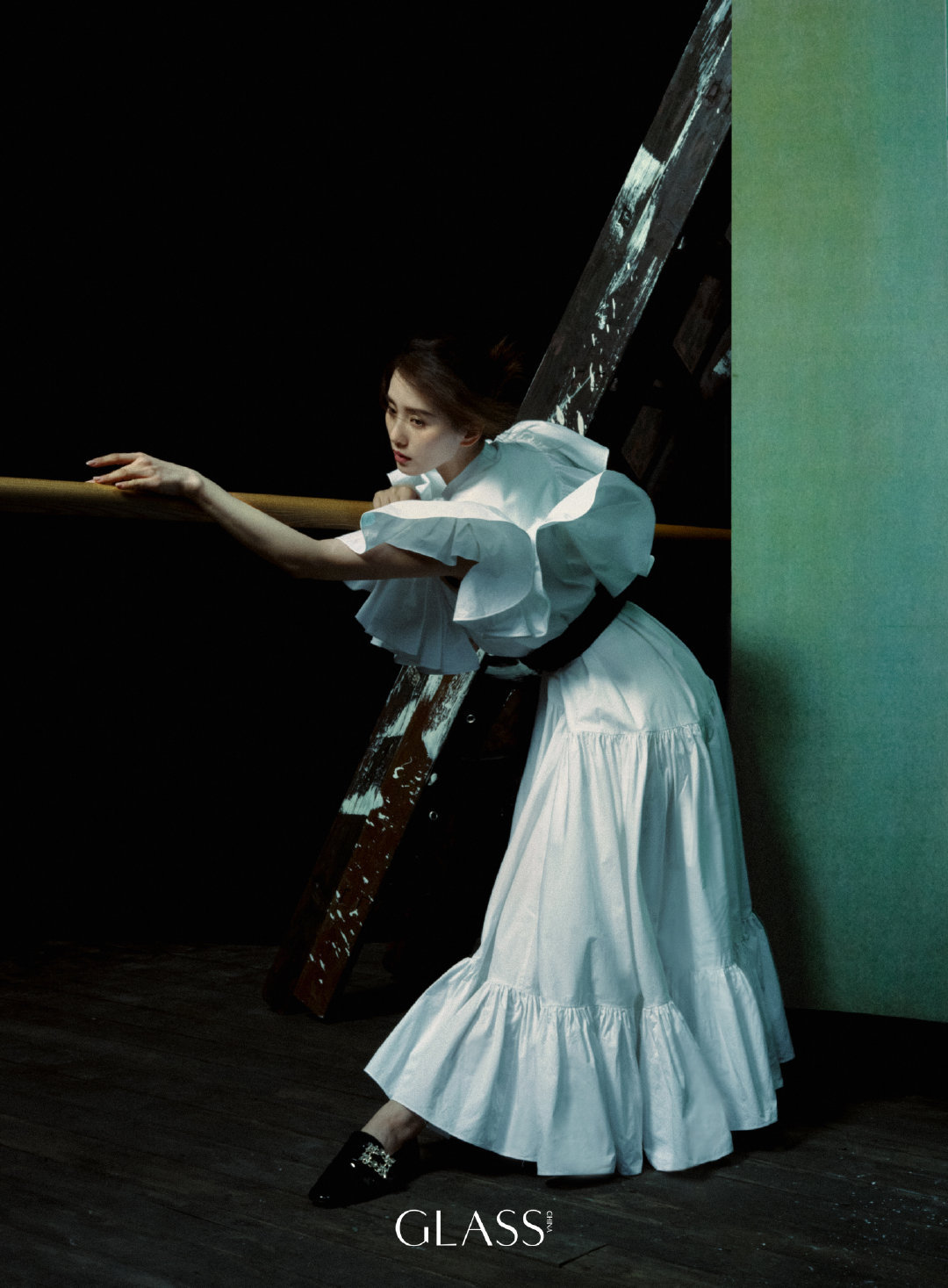 刘诗诗登时尚杂志化身高雅黑天鹅,终于目睹她的曼妙舞姿