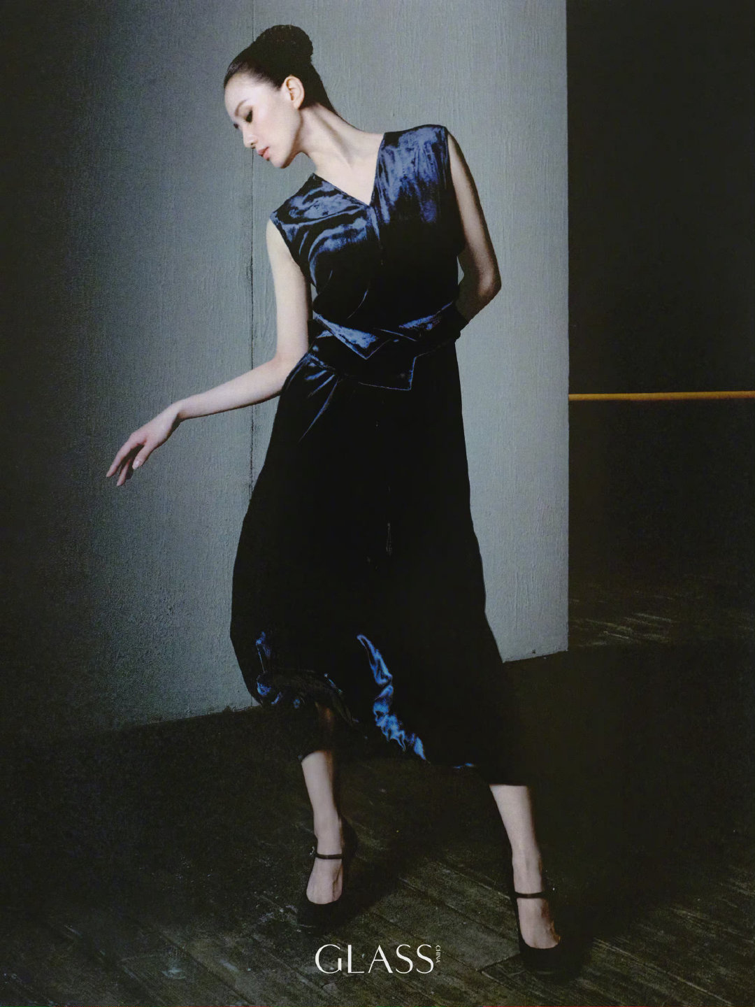 刘诗诗登时尚杂志化身高雅黑天鹅,终于目睹她的曼妙舞姿