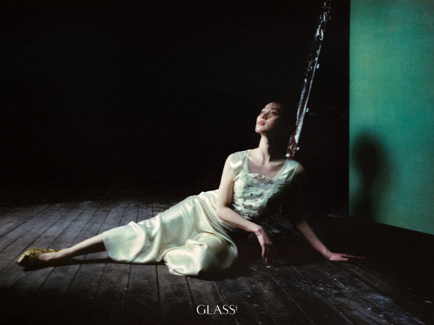 刘诗诗登时尚杂志化身高雅黑天鹅,终于目睹她的曼妙舞姿