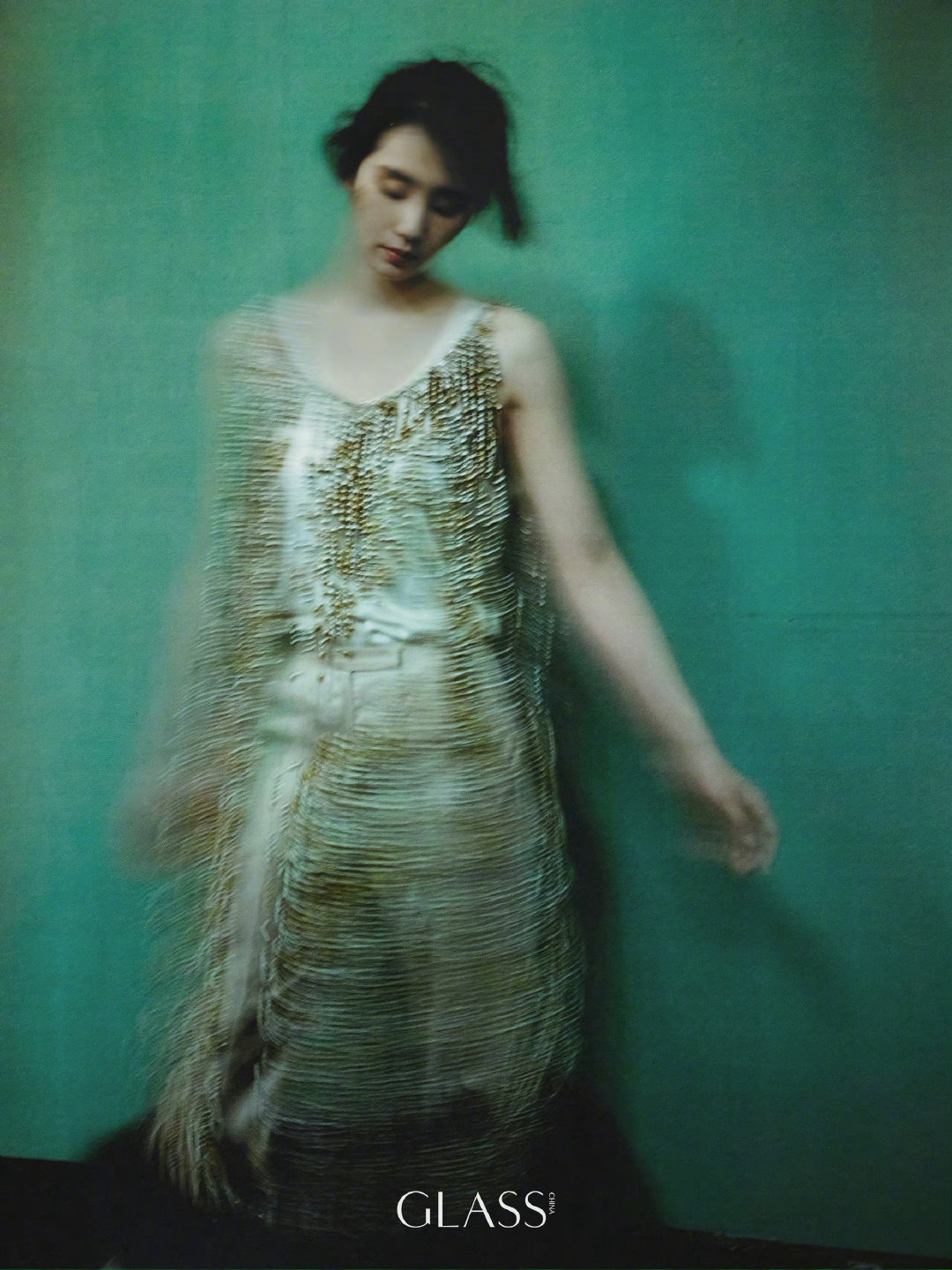 刘诗诗登时尚杂志化身高雅黑天鹅,终于目睹她的曼妙舞姿