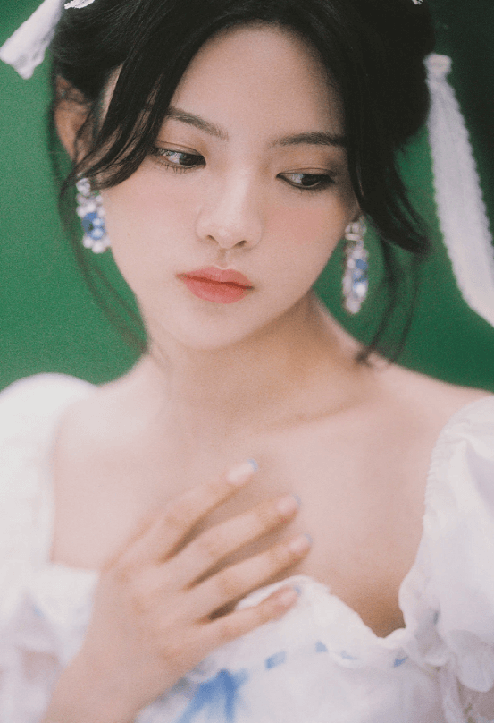 杨超越纯白花嫁大片打造梦幻世界,是动漫女本女