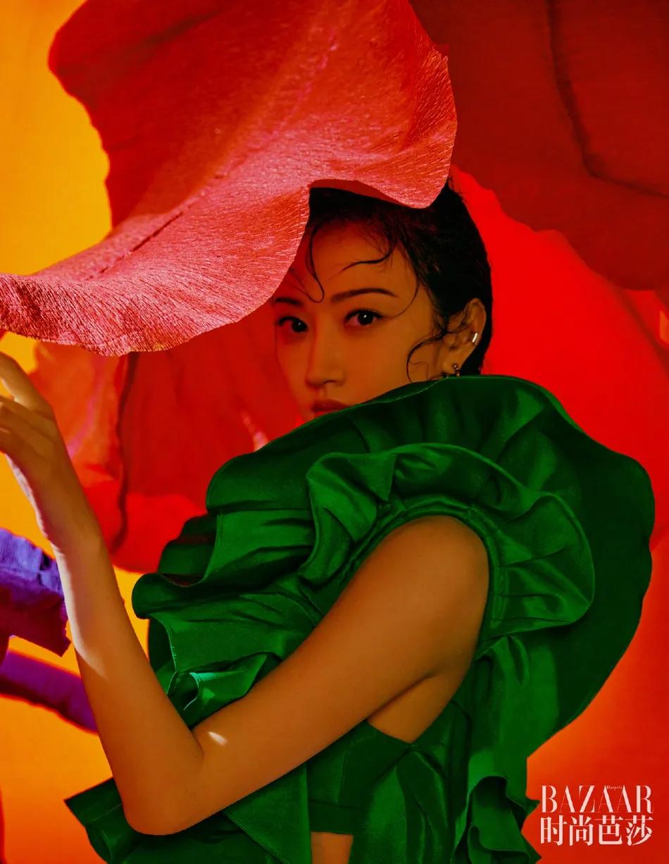 景甜花神封面造型太艳丽！雪肤娇嫩性感撩人