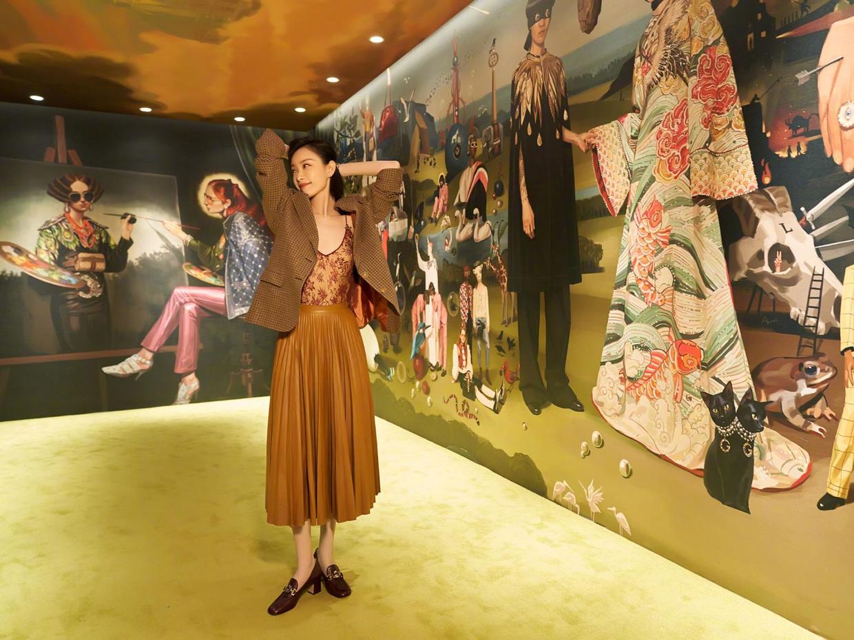 倪妮的身材太迷倒人,黑色鱼尾裙高贵精致,“腰臀比”太性感