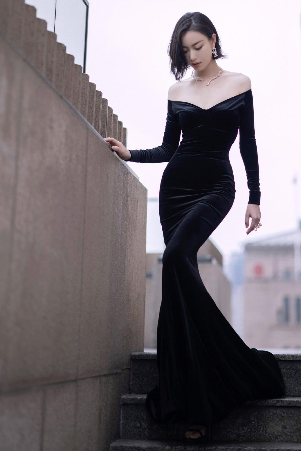 倪妮的身材太迷倒人,黑色鱼尾裙高贵精致,“腰臀比”太性感