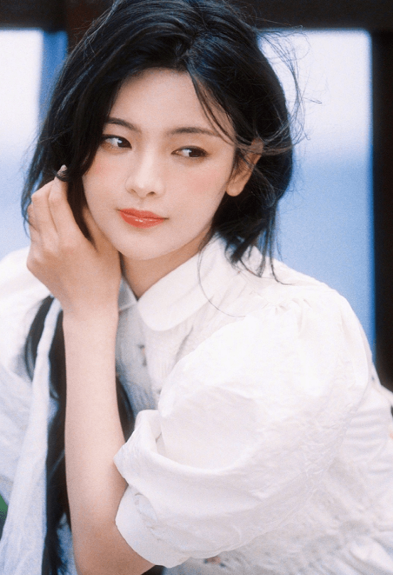 杨超越纯白花嫁大片打造梦幻世界,是动漫女本女