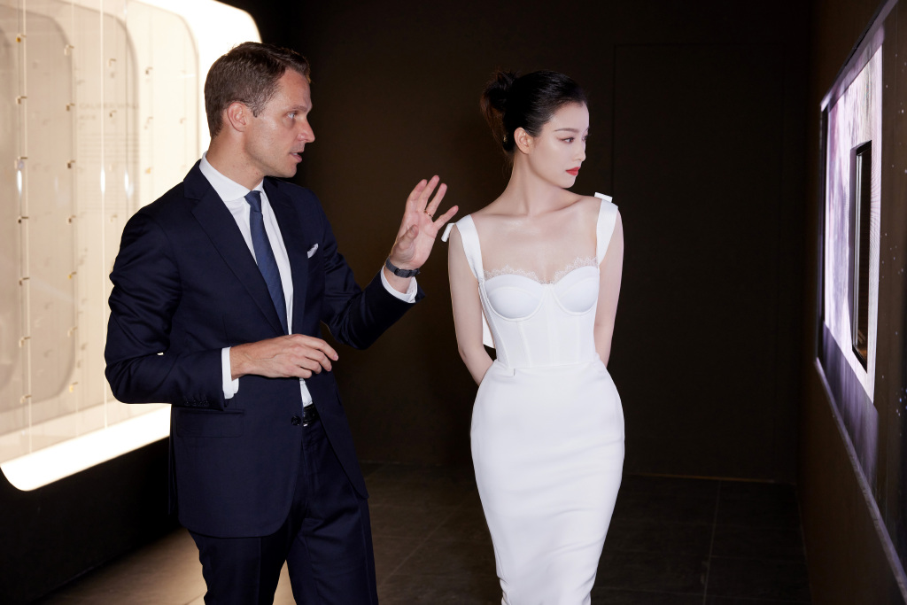 倪妮的身材太迷倒人,黑色鱼尾裙高贵精致,“腰臀比”太性感