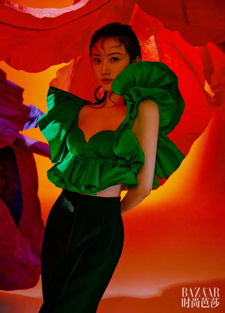 景甜花神封面造型太艳丽！雪肤娇嫩性感撩人