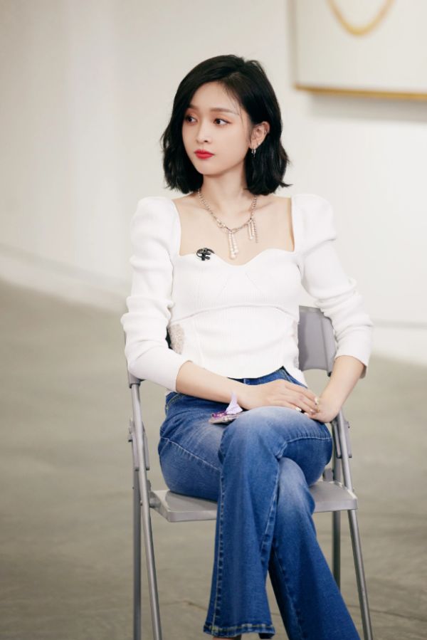 吴宣仪穿渐变蓝礼裙,抹胸开叉秀蜂腰长腿,身材火辣又吸睛
