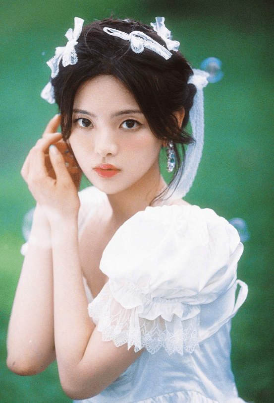 杨超越纯白花嫁大片打造梦幻世界,是动漫女本女