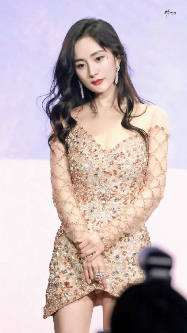 连杨幂自己都喜欢的最新写真,性感热辣魅惑,网友:年度最美之一