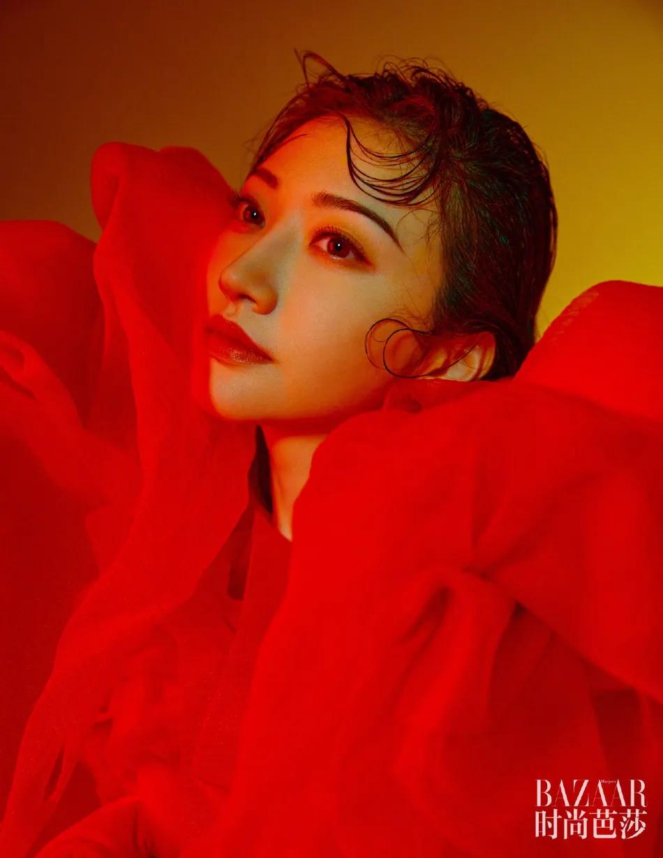 景甜花神封面造型太艳丽！雪肤娇嫩性感撩人