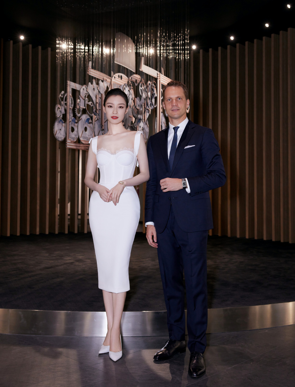 倪妮的身材太迷倒人,黑色鱼尾裙高贵精致,“腰臀比”太性感