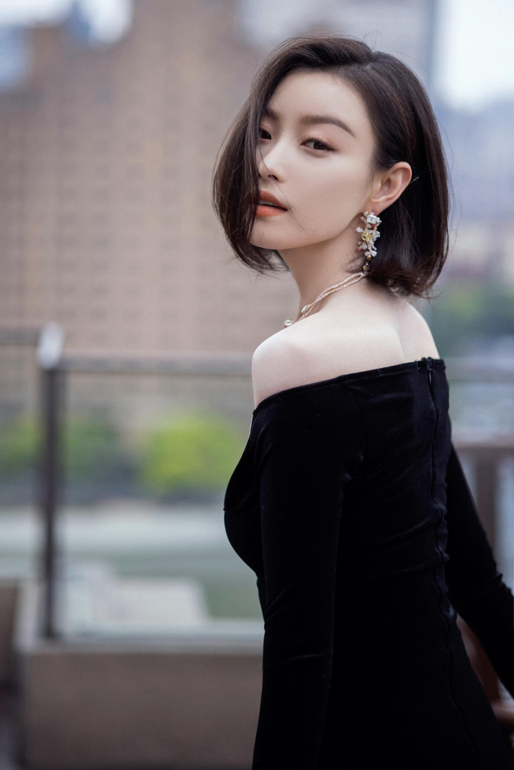 倪妮的身材太迷倒人,黑色鱼尾裙高贵精致,“腰臀比”太性感