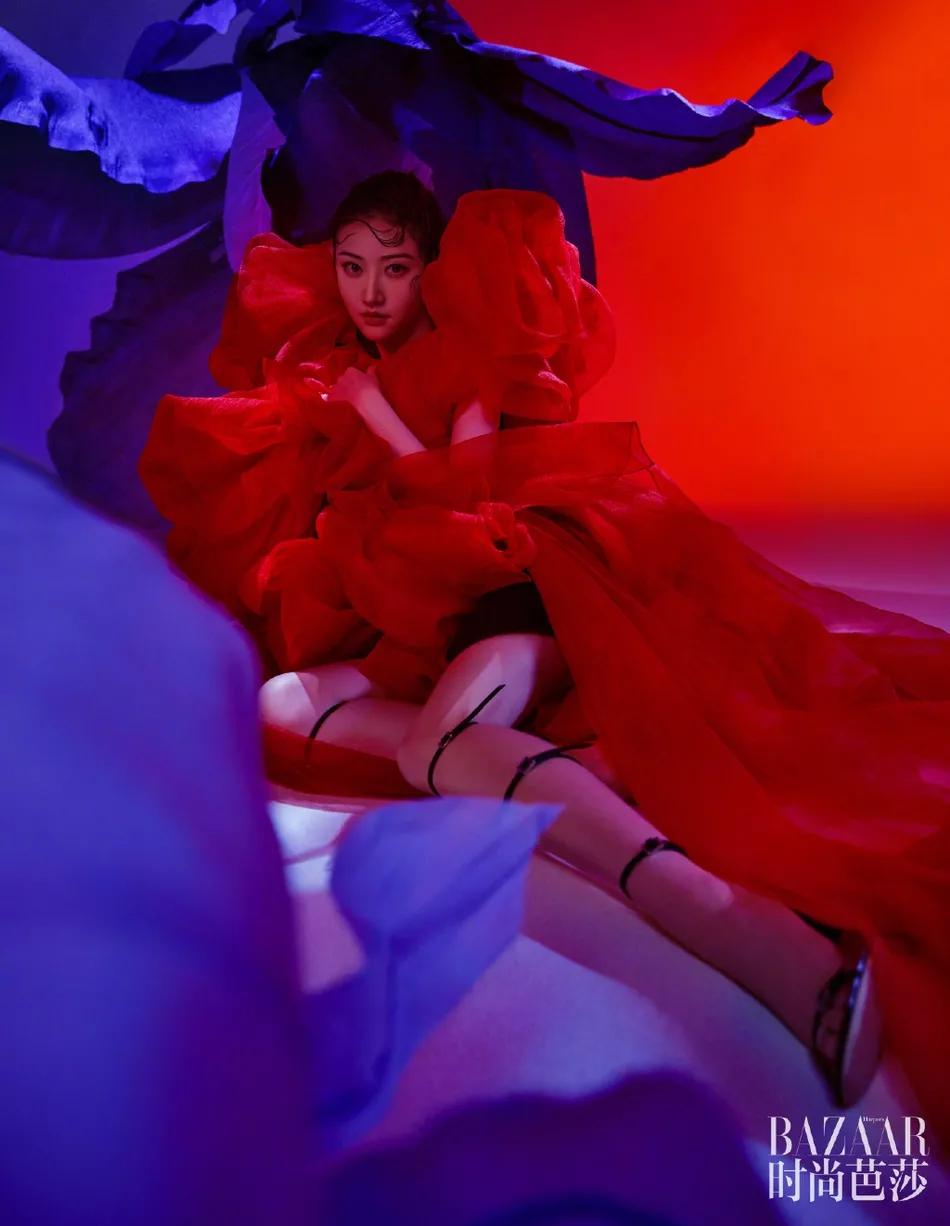 景甜花神封面造型太艳丽！雪肤娇嫩性感撩人