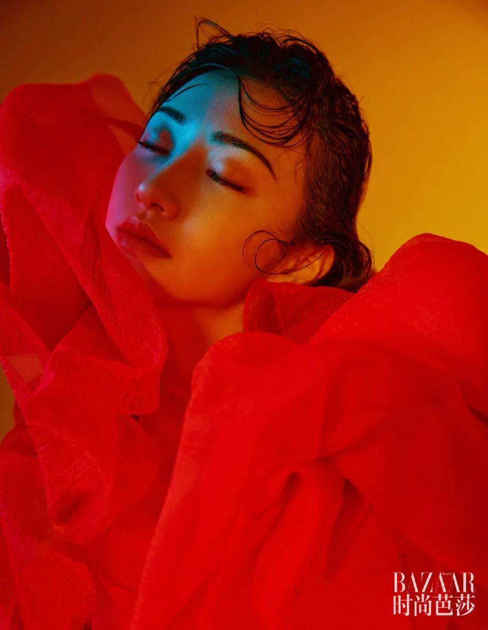 景甜花神封面造型太艳丽！雪肤娇嫩性感撩人