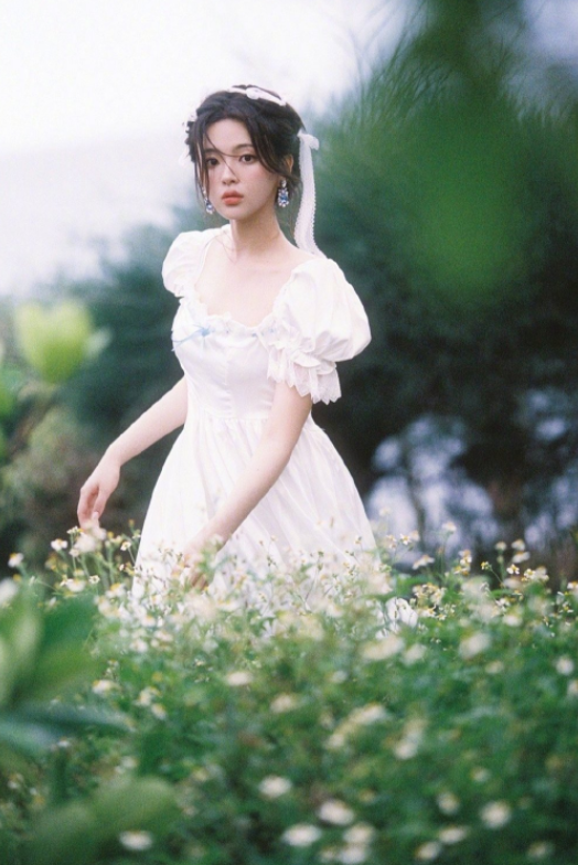 杨超越纯白花嫁大片打造梦幻世界,是动漫女本女