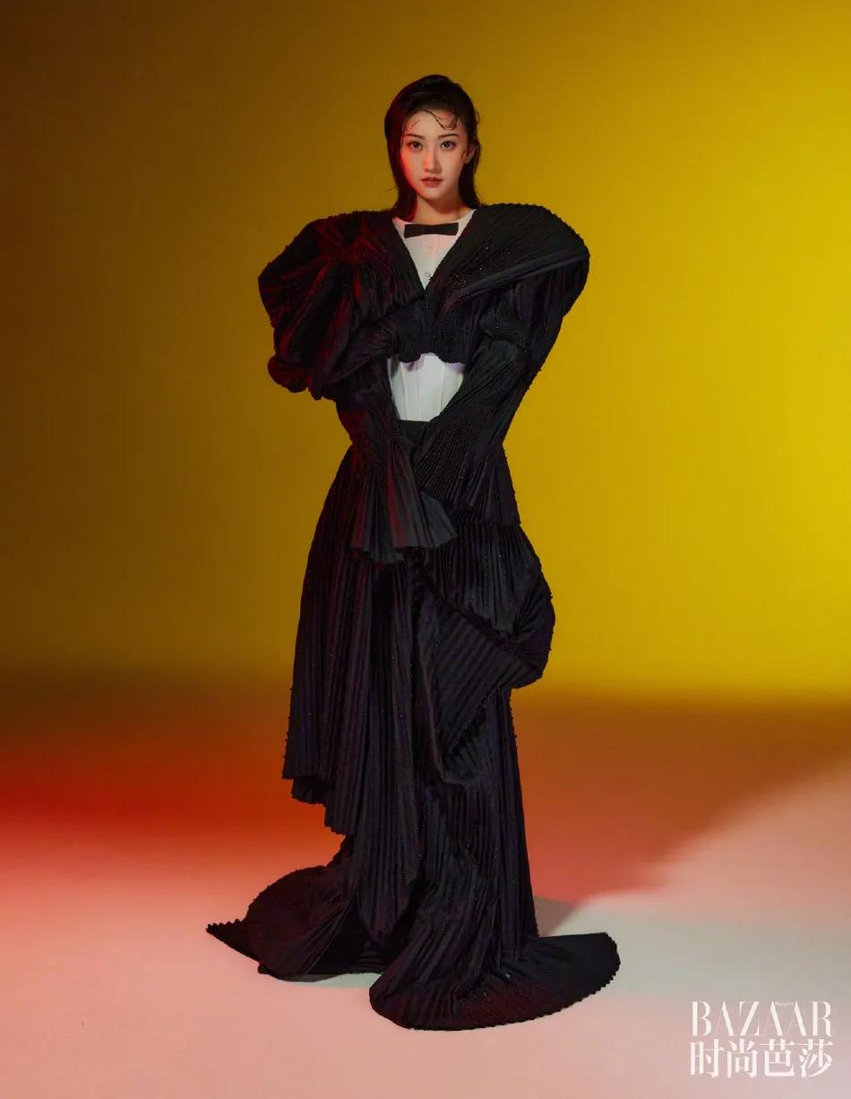 景甜花神封面造型太艳丽！雪肤娇嫩性感撩人