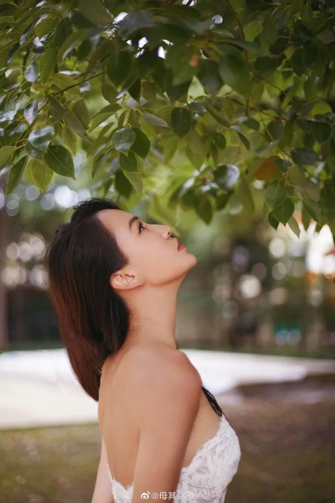 母其弥雅穿抹胸长裙超美艳!雪肤白嫩太性感撩人