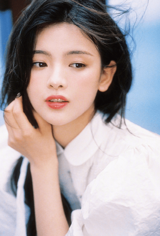 杨超越纯白花嫁大片打造梦幻世界,是动漫女本女