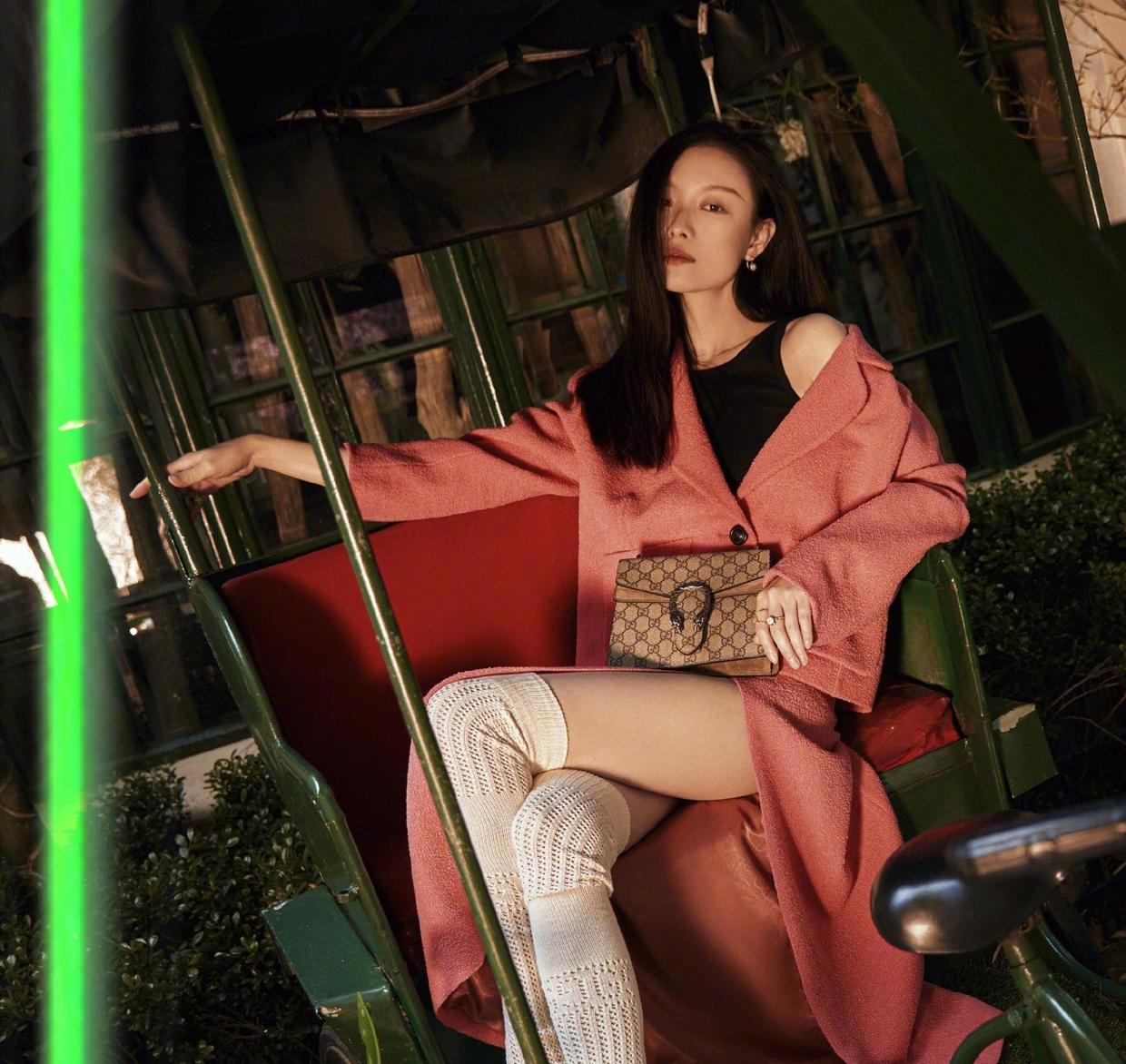 倪妮的身材太迷倒人,黑色鱼尾裙高贵精致,“腰臀比”太性感