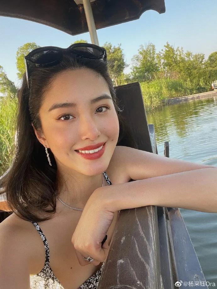杨采钰穿抹胸长裙很是艳丽动人!雪肤娇嫩太性感甜美