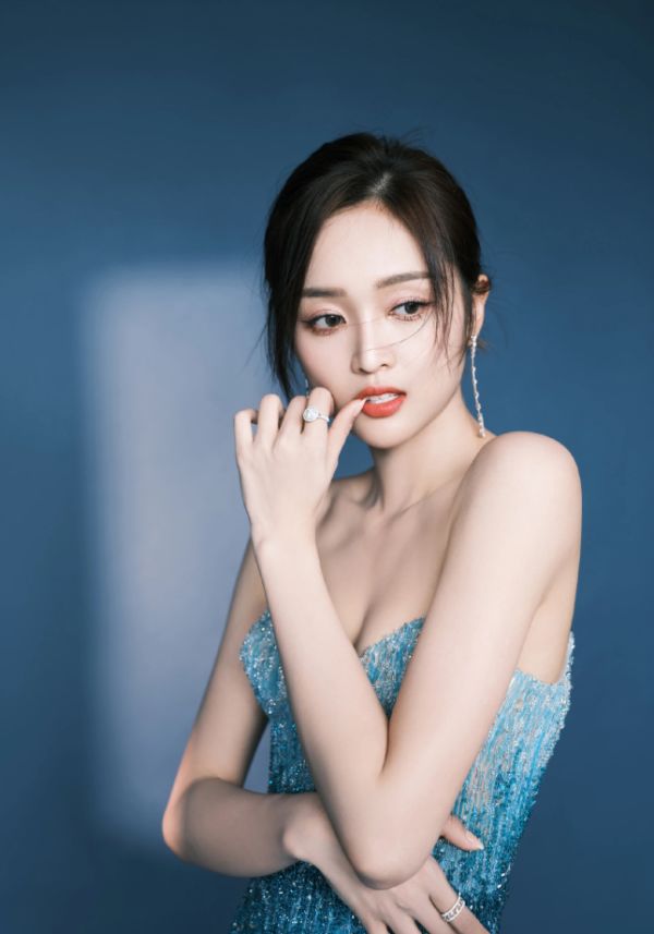 吴宣仪穿渐变蓝礼裙,抹胸开叉秀蜂腰长腿,身材火辣又吸睛