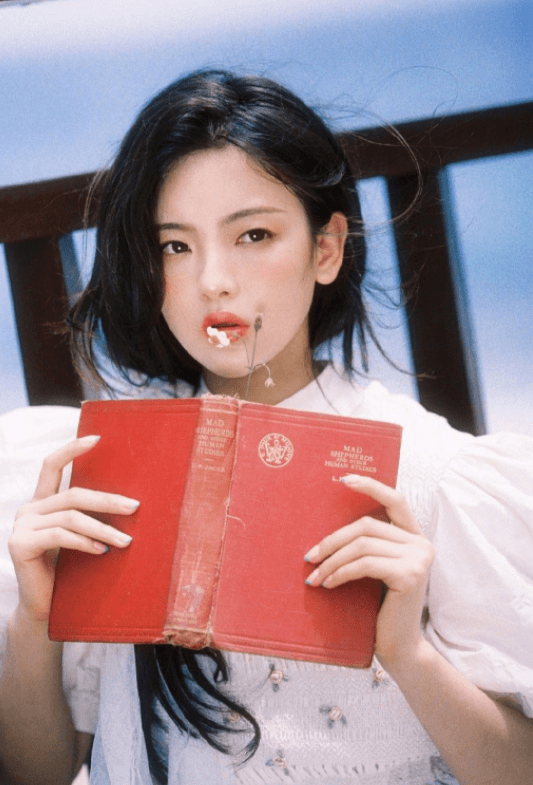 杨超越纯白花嫁大片打造梦幻世界,是动漫女本女