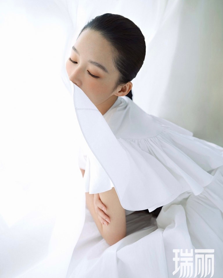 30岁李沁最新少女感写真,下装失踪搭配6套造型太美了