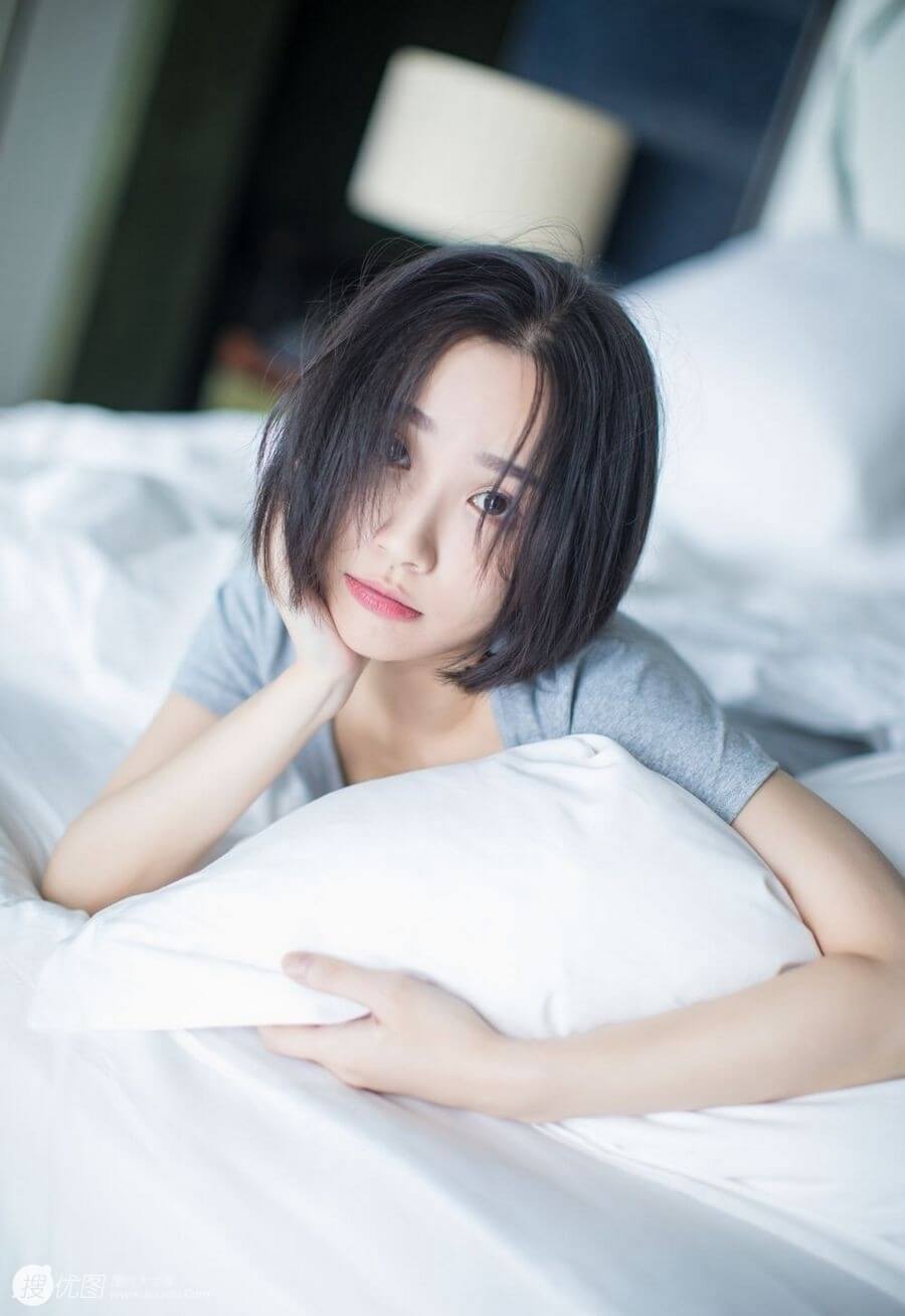 深V短袖美女私房性感写真图片