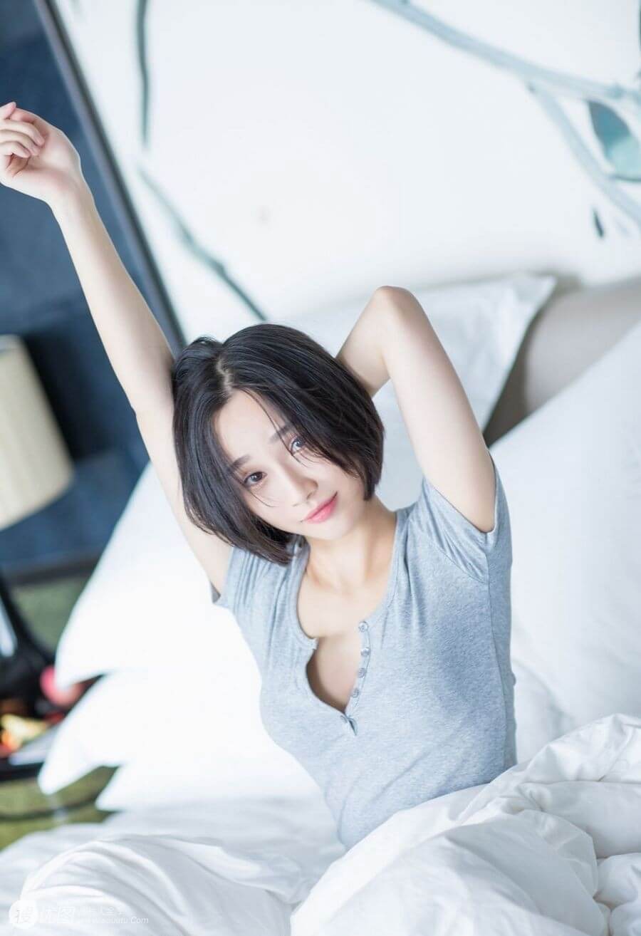 深V短袖美女私房性感写真图片