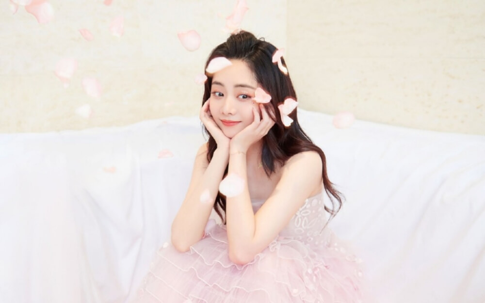 谭松韵穿抹胸花瓣裙甜美写真图片欣赏