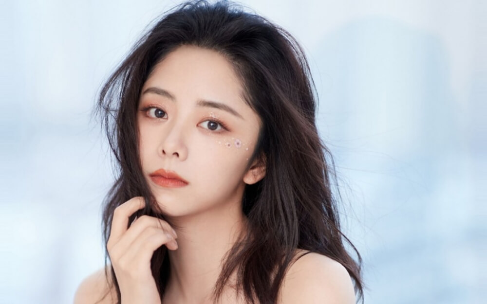 谭松韵穿抹胸花瓣裙甜美写真图片欣赏