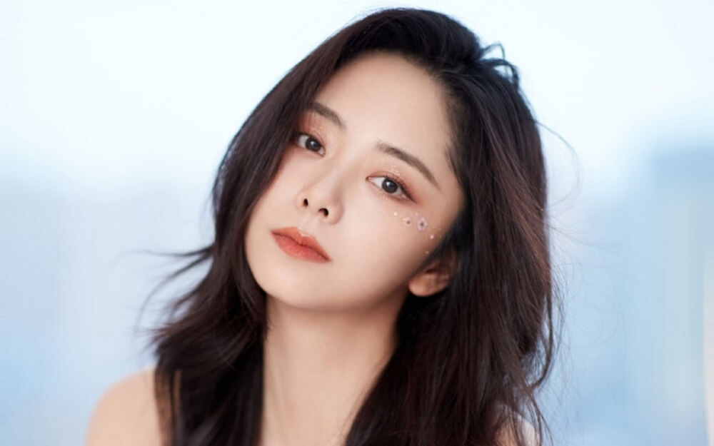 谭松韵穿抹胸花瓣裙甜美写真图片欣赏