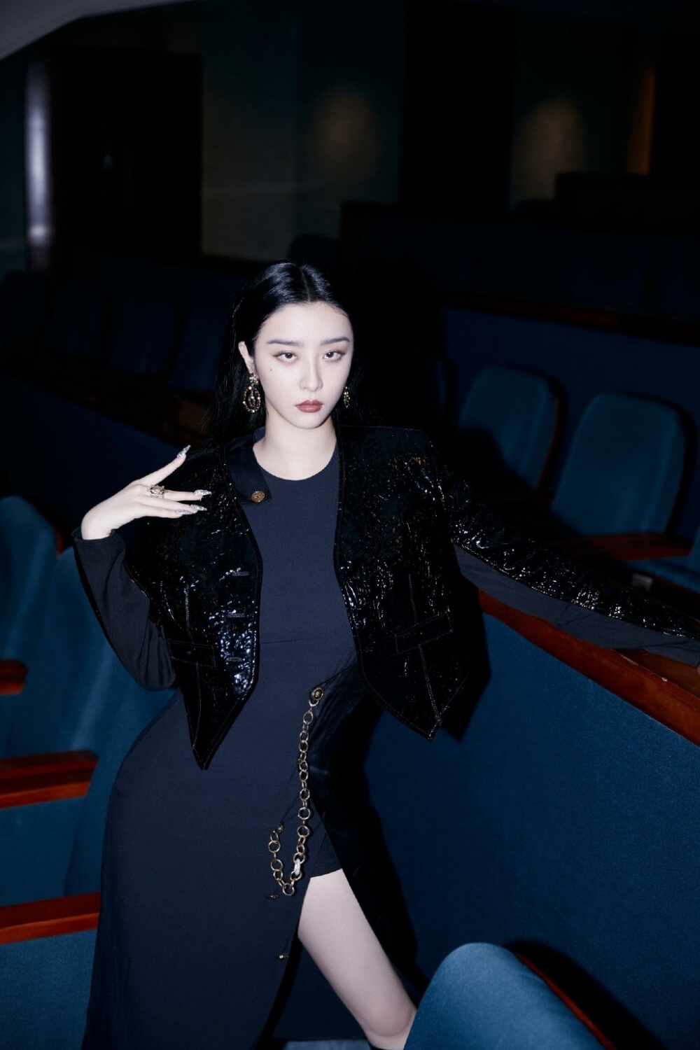 御姐赵小棠穿开叉裙时尚写真图片