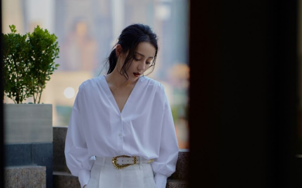 迪丽热巴穿V领衬衫气质写真图片