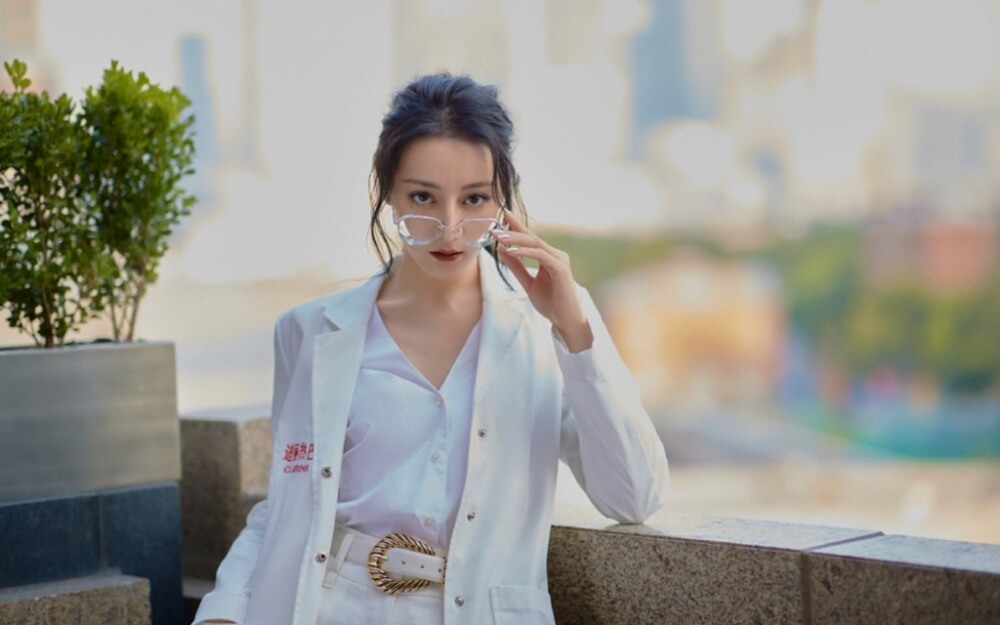 迪丽热巴穿V领衬衫气质写真图片