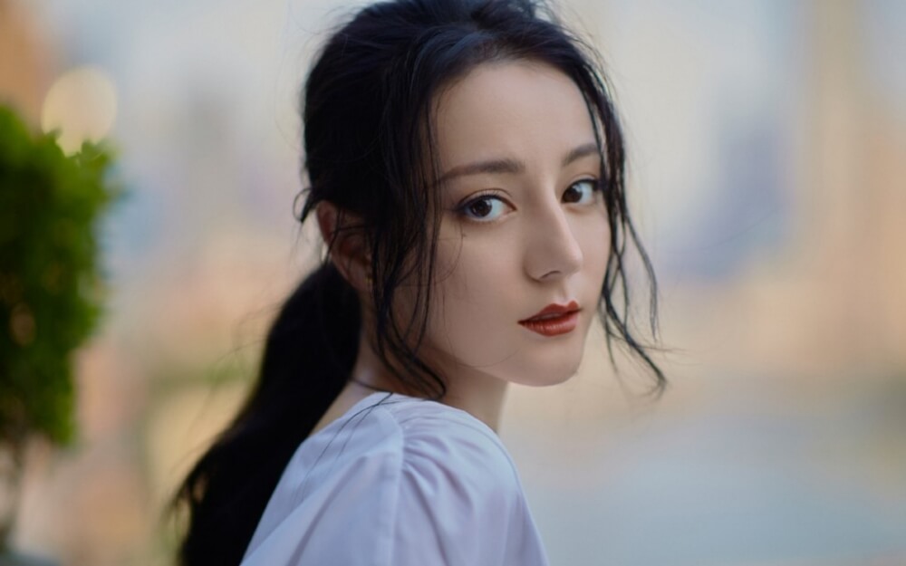 迪丽热巴穿V领衬衫气质写真图片